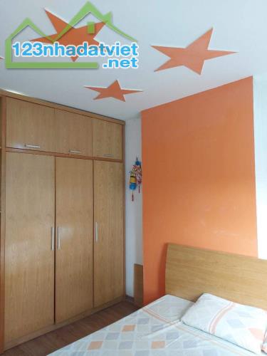 Bán căn hộ 2 ngủ tại Ct2a Thạch Bàn, Long Biên. S: 70m2, full nội thất, giá 2,3 tỷ - 4