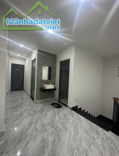 - SIÊU RẺ SIÊU ĐẸP, NHÀ 2 tầng 2 mê kiệt ô tô Cách mạng tháng 8, DT 112.5m2, giá 2.85 tỷ. - 1