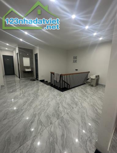 - SIÊU RẺ SIÊU ĐẸP, NHÀ 2 tầng 2 mê kiệt ô tô Cách mạng tháng 8, DT 112.5m2, giá 2.85 tỷ.