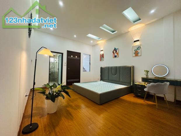 Bán gấp nhà phố Đại La 60m2* 5 tầng, MT 4.1m, giá 4.95 tỷ - 4