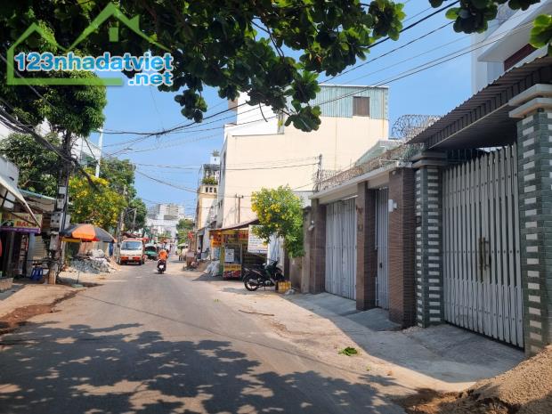 Cần bán nhà đường ô tô Nguyễn Kim gần Ngã 5 giá 10 tỷ