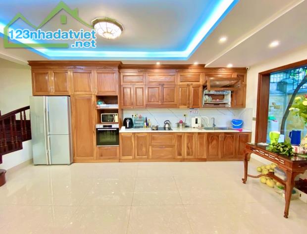 Tôi bán nhà mặt phố Chu Huy Mân gần Vinhomes RiverSide, kd đỉnh, MT rộng 95m2 chỉ 23.4 tỷ. - 1