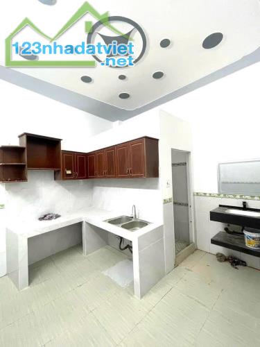 Cần bán căn nhà cấp 4 mới xây ở xã Thới Tam Thôn - Hóc Môn, 2 phòng ngủ. Dt 82,4m2. 680tr