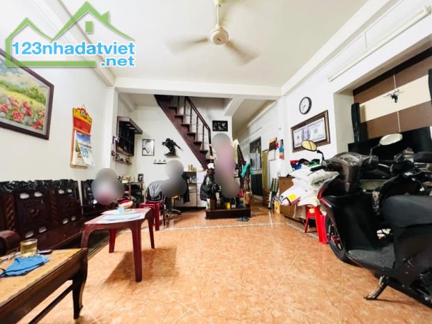 BÁN NHÀ NGAY NHÀ SÁCH PHÚ NHUẬN, HẺM 3M THÔNG KHẮP, DÂN TRÍ, 60M2 (4.2*14) 4PN ĐẸP, 6 TỶ x - 4