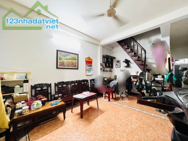 BÁN NHÀ NGAY NHÀ SÁCH PHÚ NHUẬN, HẺM 3M THÔNG KHẮP, DÂN TRÍ, 60M2 (4.2*14) 4PN ĐẸP, 6 TỶ x - 3