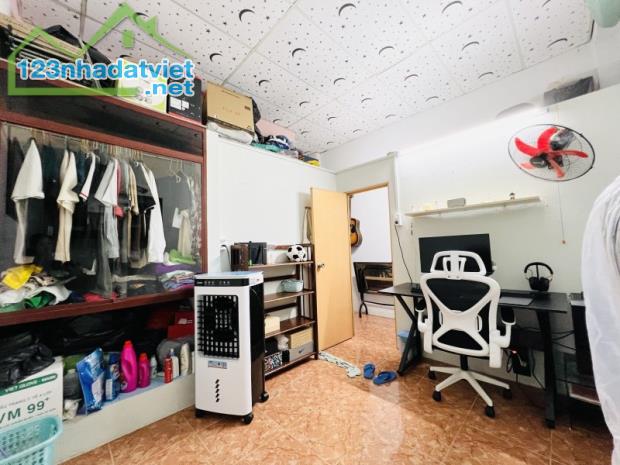 BÁN NHÀ NGAY NHÀ SÁCH PHÚ NHUẬN, HẺM 3M THÔNG KHẮP, DÂN TRÍ, 60M2 (4.2*14) 4PN ĐẸP, 6 TỶ x - 1