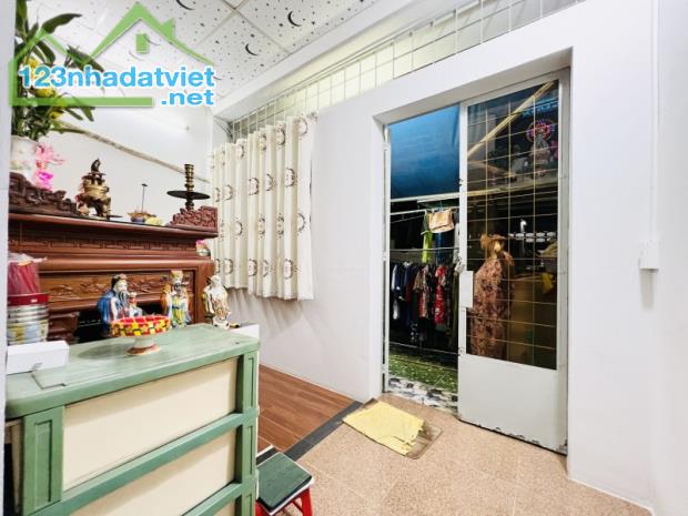 BÁN NHÀ NGAY NHÀ SÁCH PHÚ NHUẬN, HẺM 3M THÔNG KHẮP, DÂN TRÍ, 60M2 (4.2*14) 4PN ĐẸP, 6 TỶ x