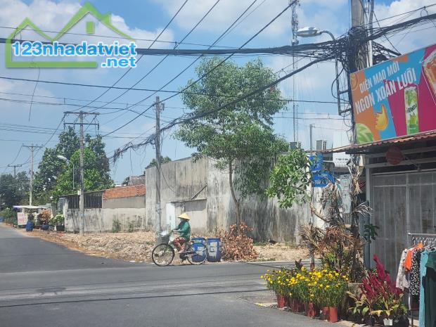 Cần bán lô đất 5x22, 2 mặt tiền nằm trung tâm chợ Việt Kiều giá 620tr