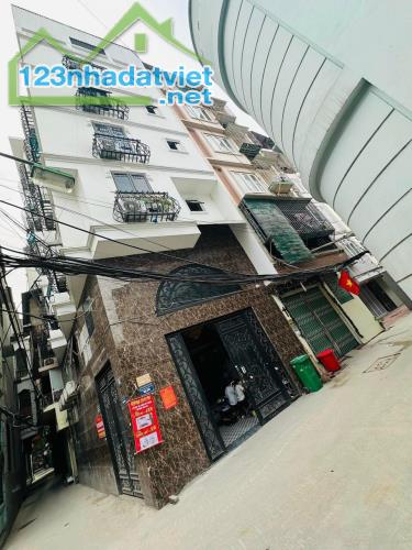Bán lô góc Hoàng Quốc Việt 7 tầng 68m2 có thang máy, sát phố, ôtô vào nhà, thông sàn rộng