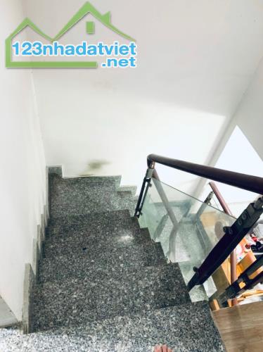 HẺM THẲNG 1 TRỤC, SÁT MT, NGAY CÔNG VIÊN LÀNG HOA, 2 TẦNG BTCT, 46M2, 3PN, HC ĐỦ - 4
