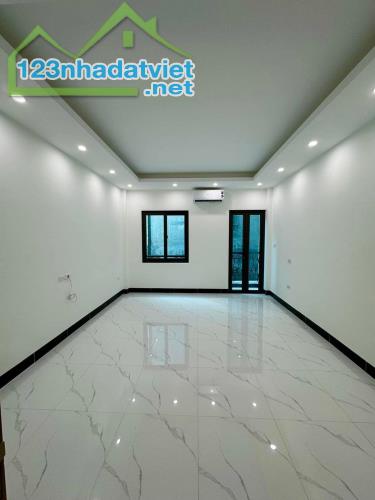 Nhà 3T*42m2 sau trường C1,C2.Cách 1 nhà ra đường xe TẢI tránh.Chỉ 2 tỷ - 2