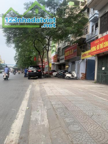 nhà mặt phố Nguyễn Văn Cừ 130m x 3tầng, MT 7.5m, vỉa hè 7m, full thổ cư - 1