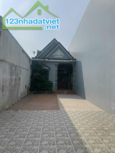 Bán nhà MT Nguyễn Hữu Trí - Tân Túc 92m2 giá 1 tỷ 65 SHR ngay chợ Đệm