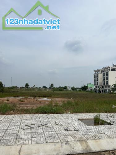 Bán gấp nền đất khu view trực diện Hồ Sen trung tâm.  Sổ hồng riêng công chứng ngay