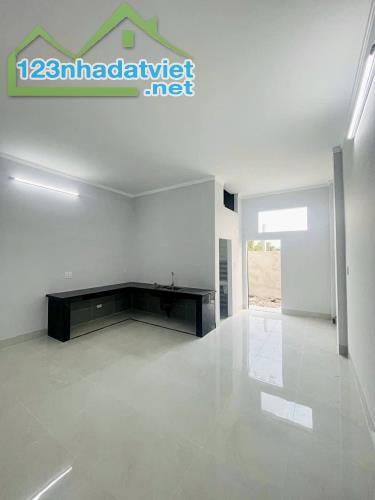 Bán nhà cấp 4 200m2 SHR,THỔ CƯ 100% Siêu Đẹp Giá TỐT (P. TÂN PHONG) - 1