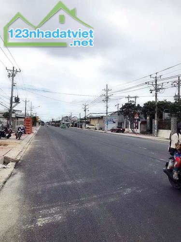 Có 3 lô liền kề.👉 Chỉ 5.2 tỷ/ lô  đất mặt tiền TL 824 5x50