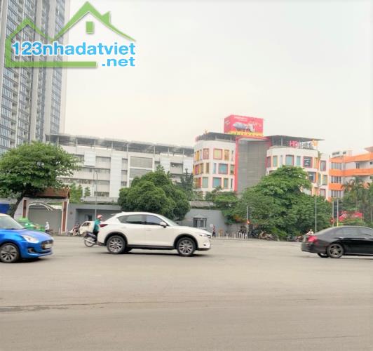 Bán Nhà mặt phố Kim Mã 33 m2 MT 3,5m vị trí KD tốt,  giá 16 tỷ. LH 0349157982.