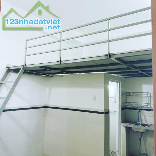 MẶT TIỀN KINH DOANH NGAY SÂN BAY - 130M2, NGANG 5M HIẾM, 3 TẦNG - SẴN DÒNG TIỀN HƠN 30