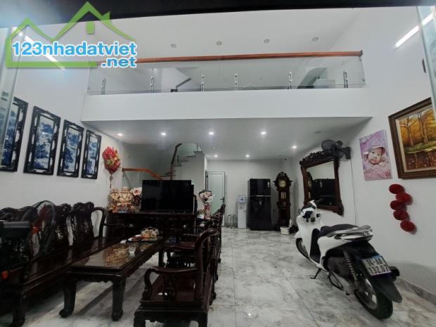 Nhà đẹp ở luôn, 2 thoáng, gần ô tô ngõ Thông Phong, Đống Đa. 0911554873.