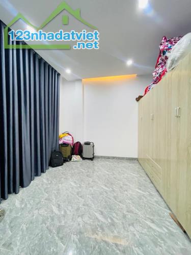 Bán nhà Bắc Từ Liêm 37m2*3T. Nhà dân xây, full nội thất. Ôtô vào nhà. 100m đến UBND Phường - 3