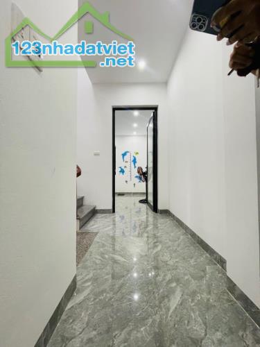 Bán nhà Bắc Từ Liêm 37m2*3T. Nhà dân xây, full nội thất. Ôtô vào nhà. 100m đến UBND Phường - 4