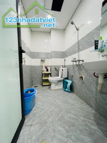 Bán nhà Bắc Từ Liêm 37m2*3T. Nhà dân xây, full nội thất. Ôtô vào nhà. 100m đến UBND Phường - 5