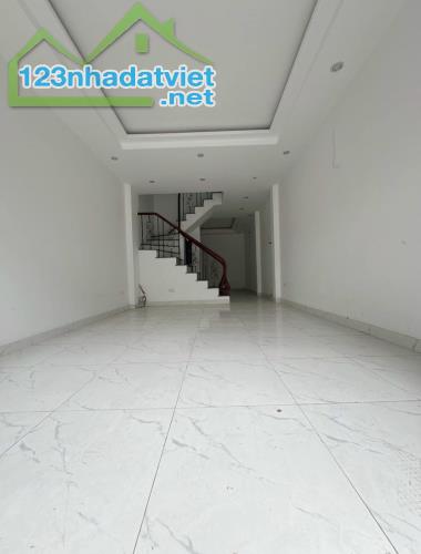 NHÀ 3 TẦNG 42M2 MẶT TIỀN 4M, OTO ĐẾN TẬN CỬA – GẦN KĐT ĐÔ NGHĨA