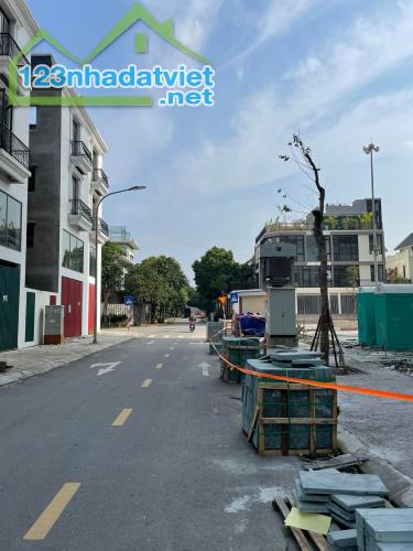 Bán nhà Trâu Quỳ mặt phố Nguyễn Huy Nhuận 80m2 mtien 5m tặng nhà 2 tầng.0982852808 - 2