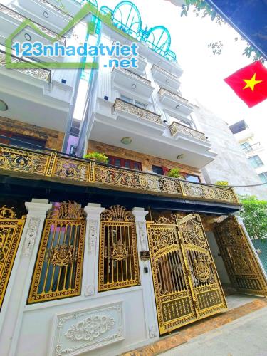 TƯ ĐÌNH LONG  BIÊN 60M2 7 TÂNG LÔ GÓC GARRA THANG MÁY OTO TRÁNH