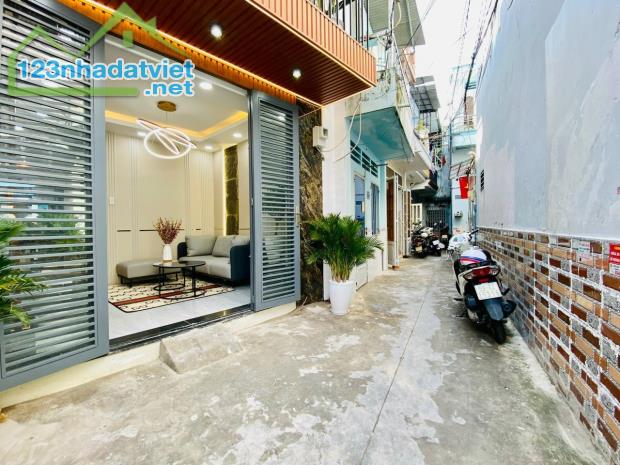 ĐƯỜNG NGUYỄN VĂN KHỐI P8 QUẬN GÒ VẤP - BÁN NHÀ 2 TẦNG MỚI ĐẸP CHỈ KÉO VALI VÀO Ở