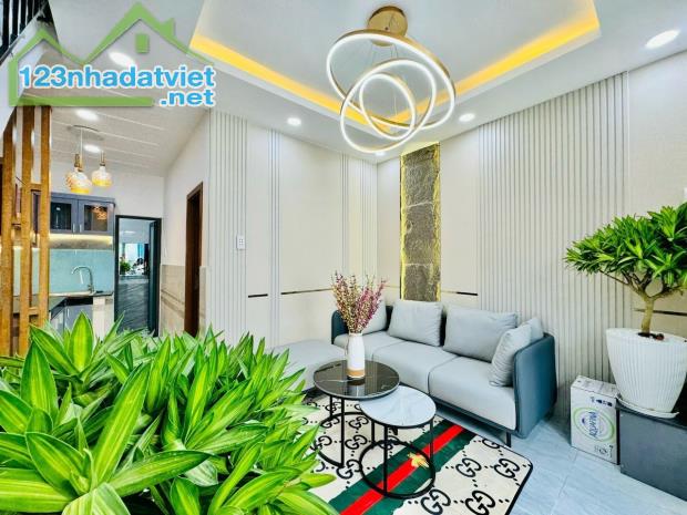 ĐƯỜNG NGUYỄN VĂN KHỐI P8 QUẬN GÒ VẤP - BÁN NHÀ 2 TẦNG MỚI ĐẸP CHỈ KÉO VALI VÀO Ở - 1
