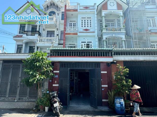 Cho thuê nhà mặt tiền hẻm 8 mét Lê Văn Khương 120 mét vuông 2 tầng sân thượng 4 phòng ngủ - 5