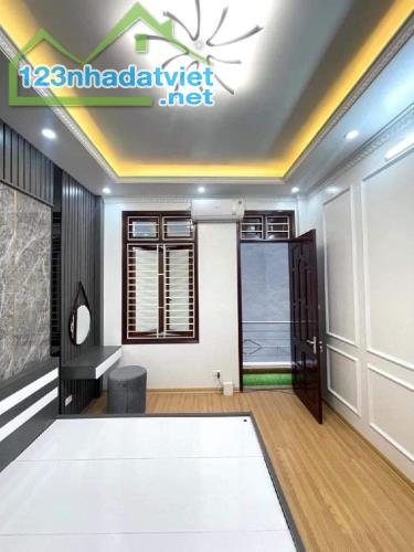 Bán nhà Định Công -Hoàng Mai, DT 40m2 , nhỉnh 6 tỷ , ôtô gần , ngõ nông