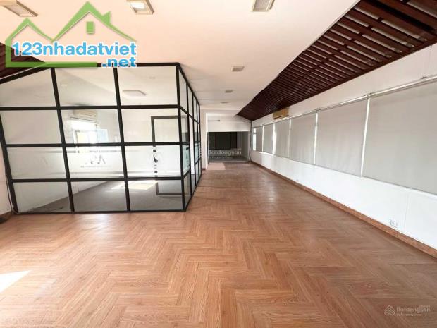 Cho thuê sàn văn phòng mặt phố Lò Đúc, 2 mặt thoáng. Giá 23 triệu/th. 150m2/sàn. Có hầm