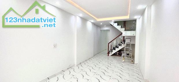 XE HƠI ĐỖ CỬA - 54M2 - 2 TẦNG BTCT - SHR HOÀN CÔNG ĐỦ - 1