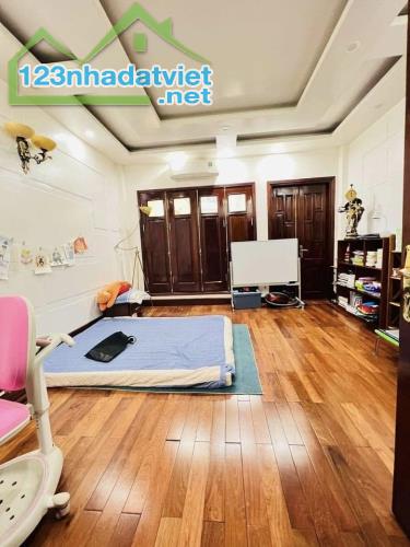 Bán Nhà Dân Phố Việt Hưng, Long Biên 5T, 43m2 chỉ 5,4 tỷ (ô tô đỗ cách 15m)