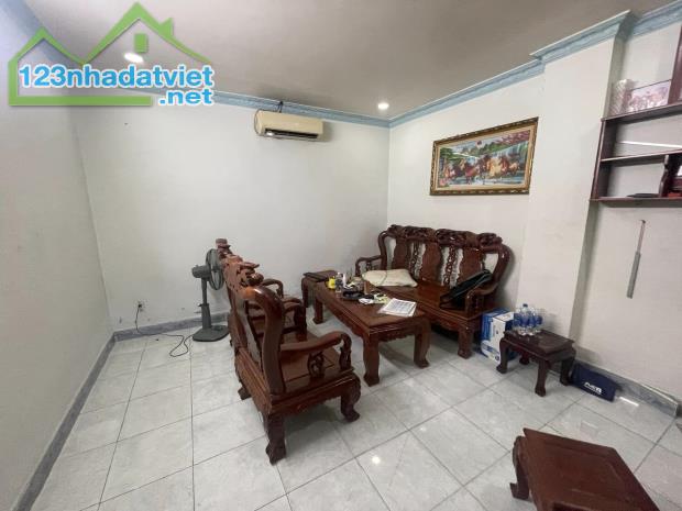 BÁN NHÀ TẶNG XƯỞNG MAY - HẺM 6M THÔNG LÊ VĂN KHƯƠNG - 128M2, NGANG 5M HIẾM, NHÀ CẤP 4 CÒN - 2
