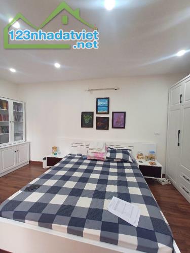 Bán nhà phố Lạc Long Quân,diện tích 100m2,giá 16 tỷ