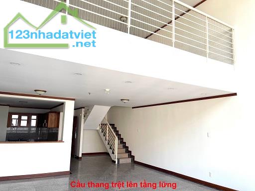 Chính chủ bán Penhouse 3 tầng 242 m2 tại chung cư Giai Việt khu A2. - 1