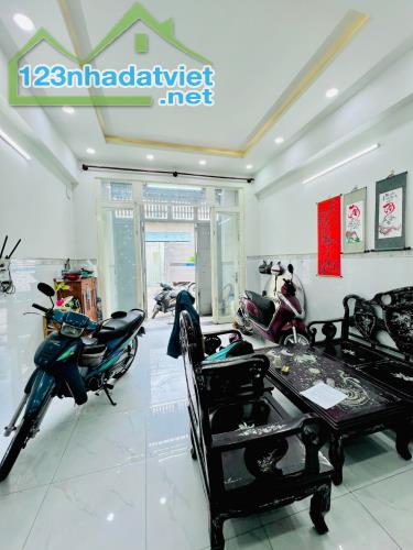 Giảm gần 2tỷ bán gấp nhà mặt tiền q Bình Tân giáp ranh Tân Phú - 5tầng btct không lộ giới - 2