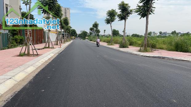 DUY NHẤT MẢNH ĐẤT VÀNG NGỌC THỤY 110M, MT5M, 2 MẶT TIỀN Ô TÔ TRÁNH, VÔ VÀN TIỆN ÍCH.