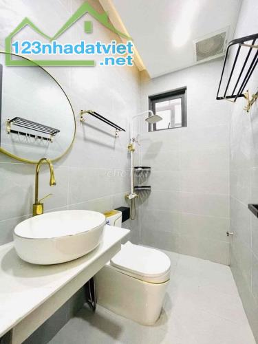 Nhà đầy đủ tiện nghi: 2 lầu 3 PN, 3 WC , 1 phòng bếp,... giá 2 tỷ 6 thương lượng