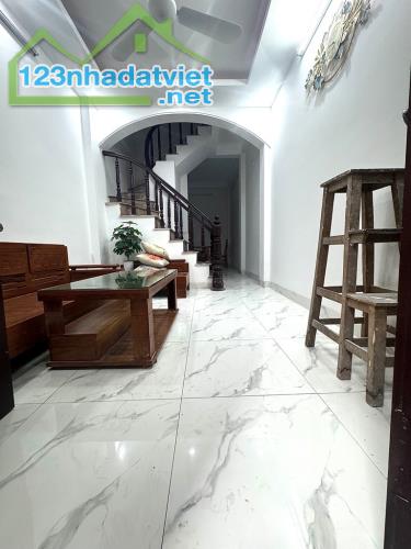 Nhà Thanh Lân – Sân 40m2 rộng mênh mông – 70m ngõ ô tô tải ra phố - 43m2 giá chỉ 3.85 tỷ - 1