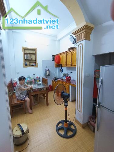 Bán nhà ngõ 55 Hoàng Hoa Thám 27m2 x 4T, giá chỉ 5.9 tỷ - 1