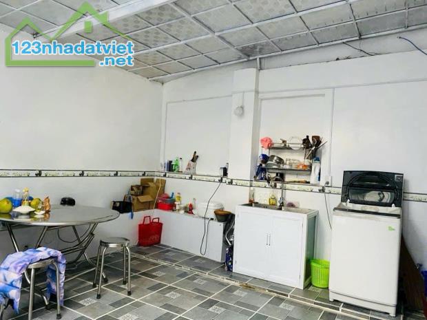 Bán gấp nhà cấp 4 có  dãy trọ 3 phòng  dt 204m2, giá bán nhanh 3 tỷ 100 triệu - 2