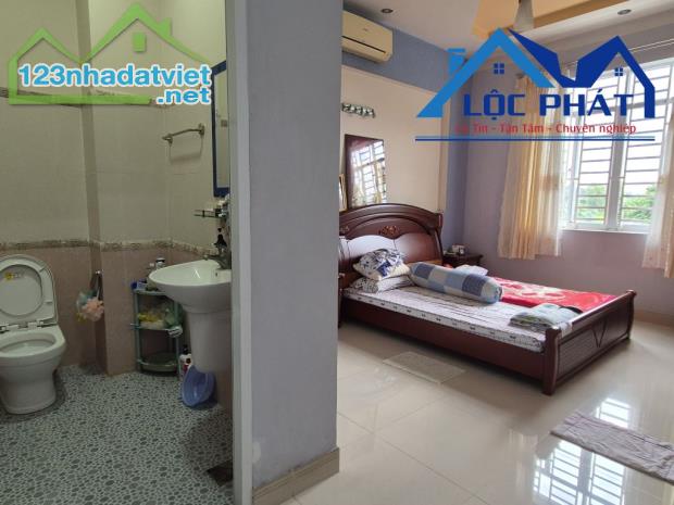 Bán nhà 4 lầu khu dân cư D2D Phường Thống Nhất Biên Hòa 302m2 giá chỉ 15,9 tỷ