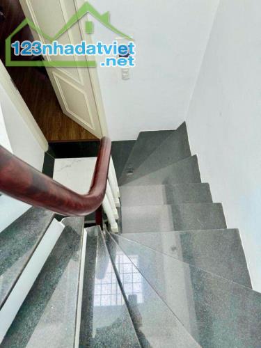 Bán Nhà Sài Đồng, Long Biên 5T, 33m2 giá 4,25 tỷ (ngõ thông trước nhà)