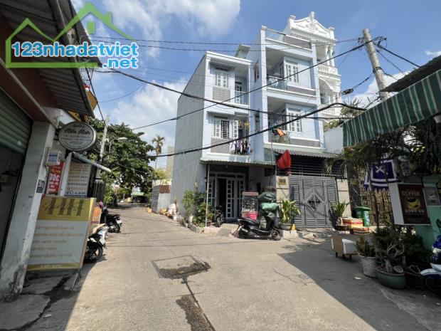 Bán nhà gần đường Lê Văn Khương quận 12 , 6,7 tỷ, 110m2, 3 tầng, hẻm xe hơi, thương lượng