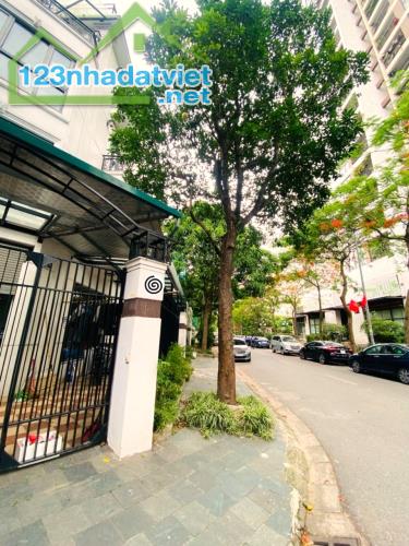Bán gấp! Biệt thự Liền kề KĐT Việt Hưng, 120m2, 4T, không gian xanh mát, chỉ 25 tỷ.