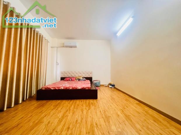 Bán Nhà Gò Vấp, Nguyễn Văn Nghi, Ngay Chợ Gò Vấp, 60M², 3 Tầng BTCT, 4 Pn, Hơn 5 Tỷ